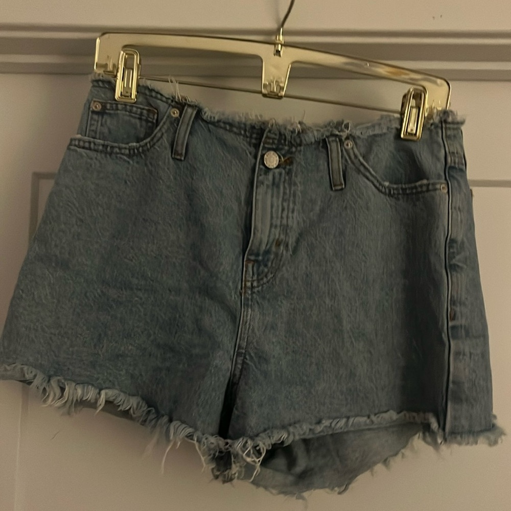 Frayed waist and bottom trim denim short